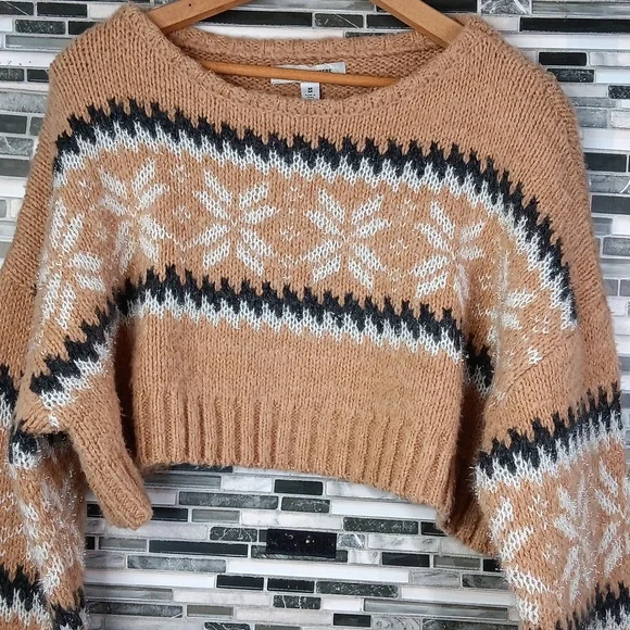 Urban Outfitters M Cropped Tan Snowflake Fuzzy Sweater Pullover - Picture 4 of 10